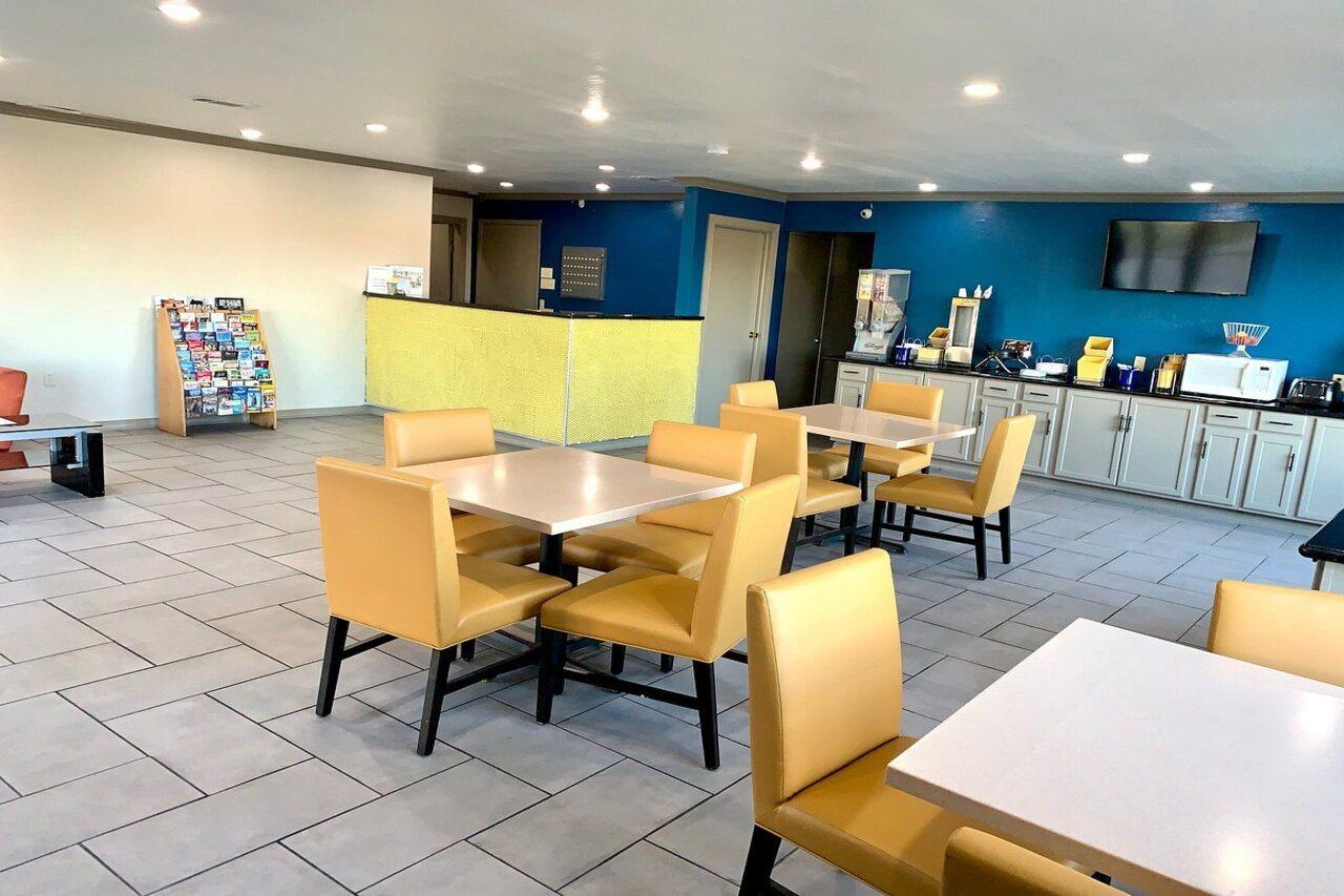 Days Inn & Suites By Wyndham - Canton First Monday Trade Days Экстерьер фото