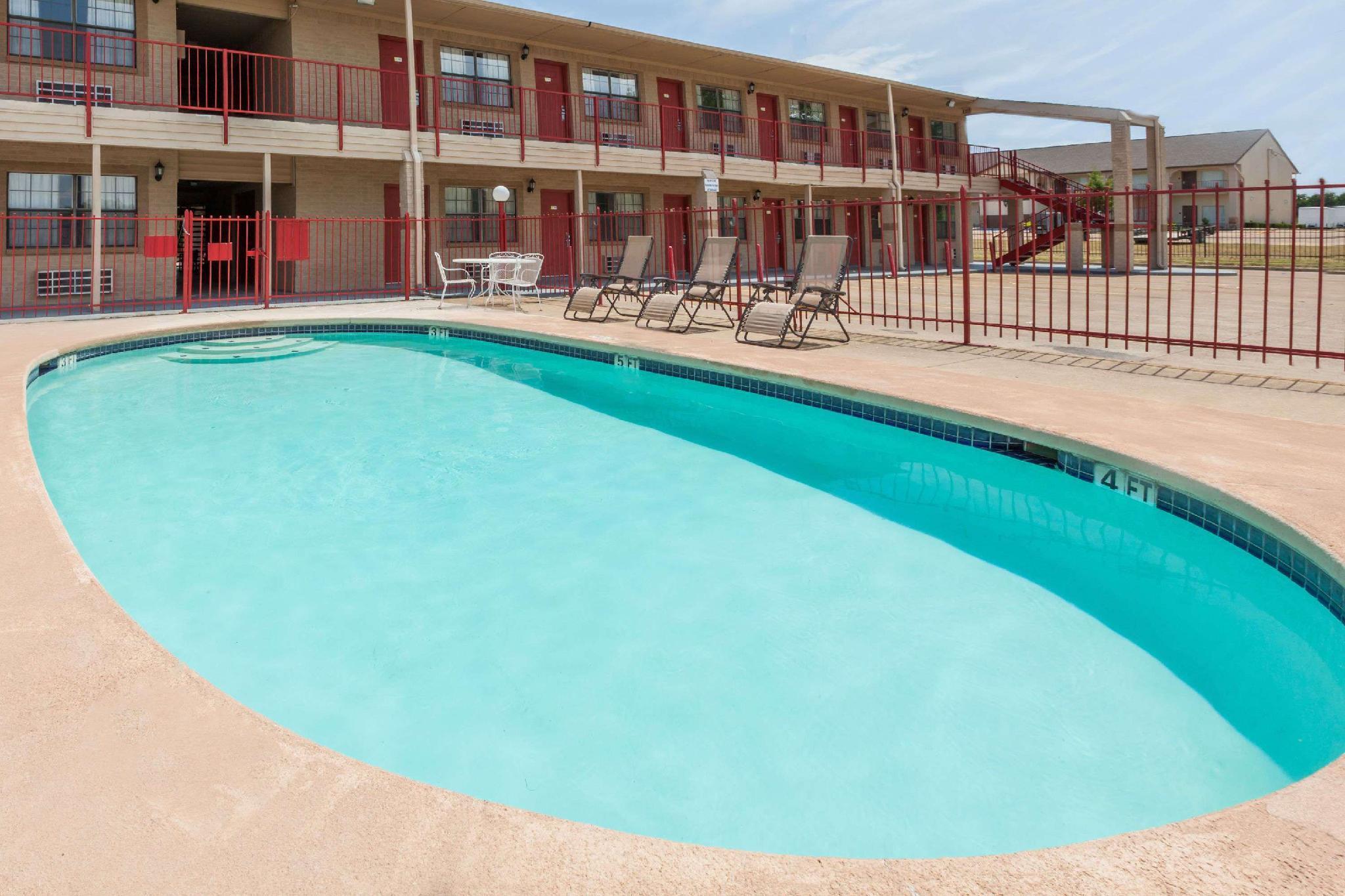 Days Inn & Suites By Wyndham - Canton First Monday Trade Days Экстерьер фото