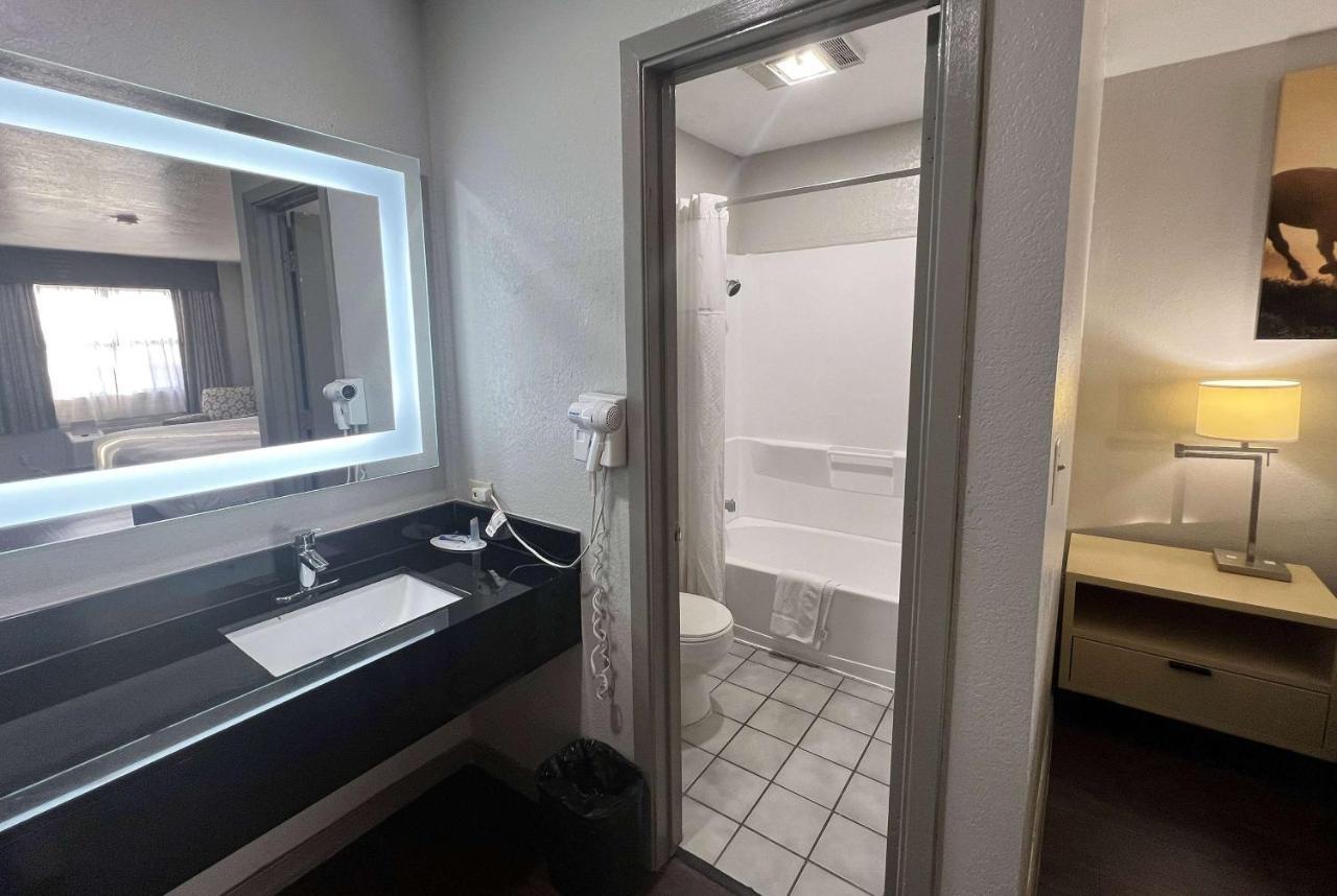 Days Inn & Suites By Wyndham - Canton First Monday Trade Days Экстерьер фото
