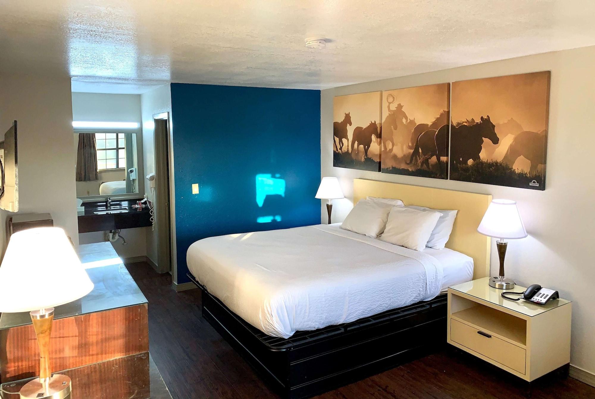 Days Inn & Suites By Wyndham - Canton First Monday Trade Days Экстерьер фото