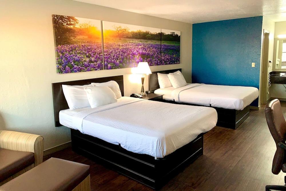 Days Inn & Suites By Wyndham - Canton First Monday Trade Days Экстерьер фото
