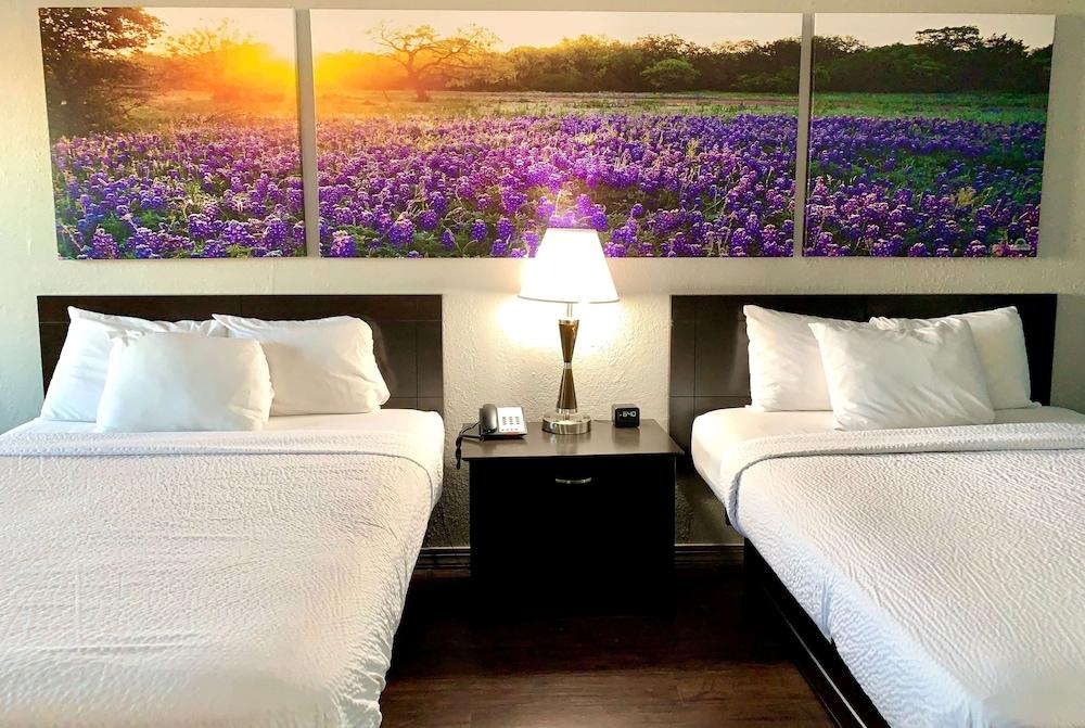 Days Inn & Suites By Wyndham - Canton First Monday Trade Days Экстерьер фото