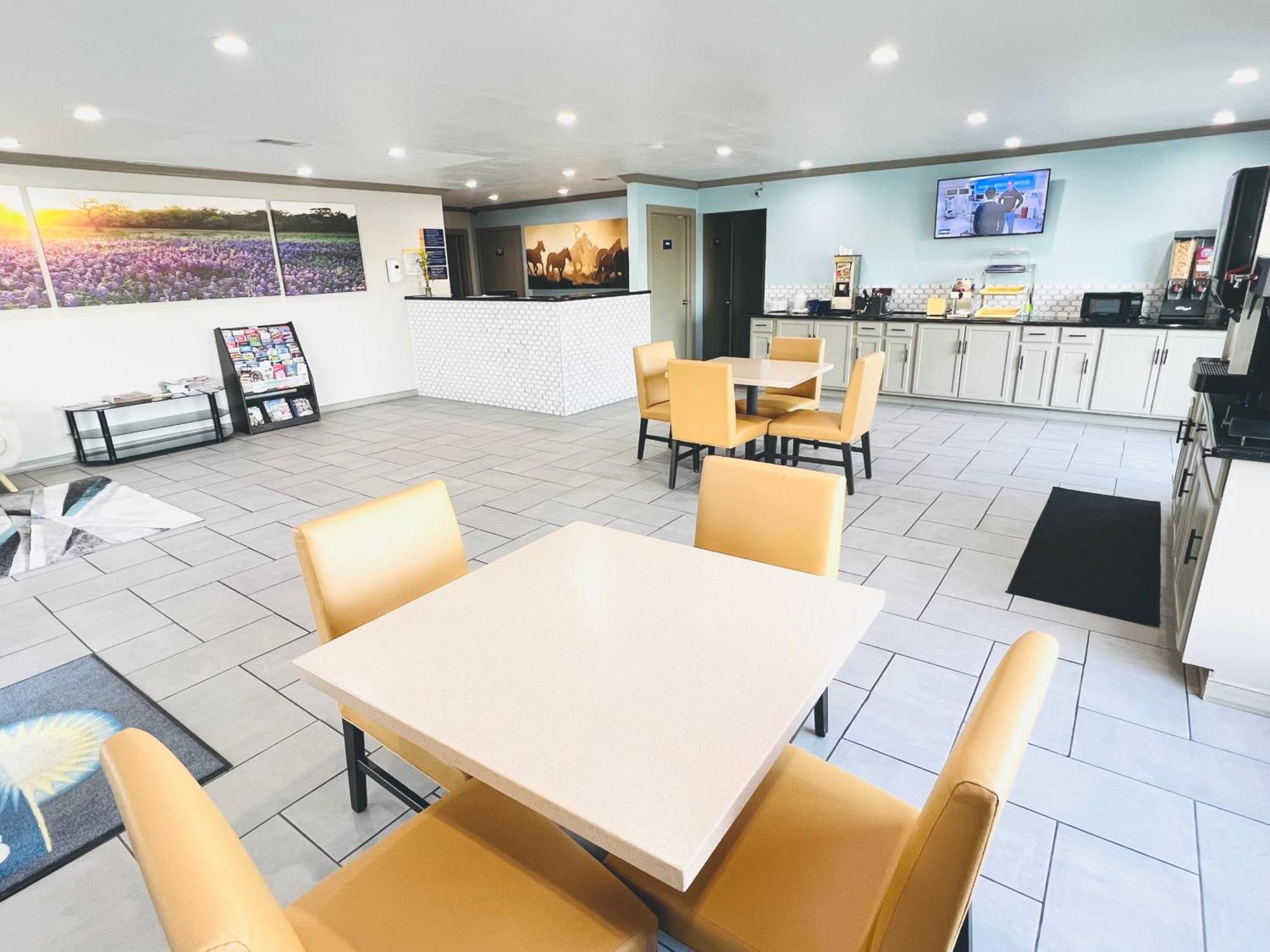 Days Inn & Suites By Wyndham - Canton First Monday Trade Days Экстерьер фото