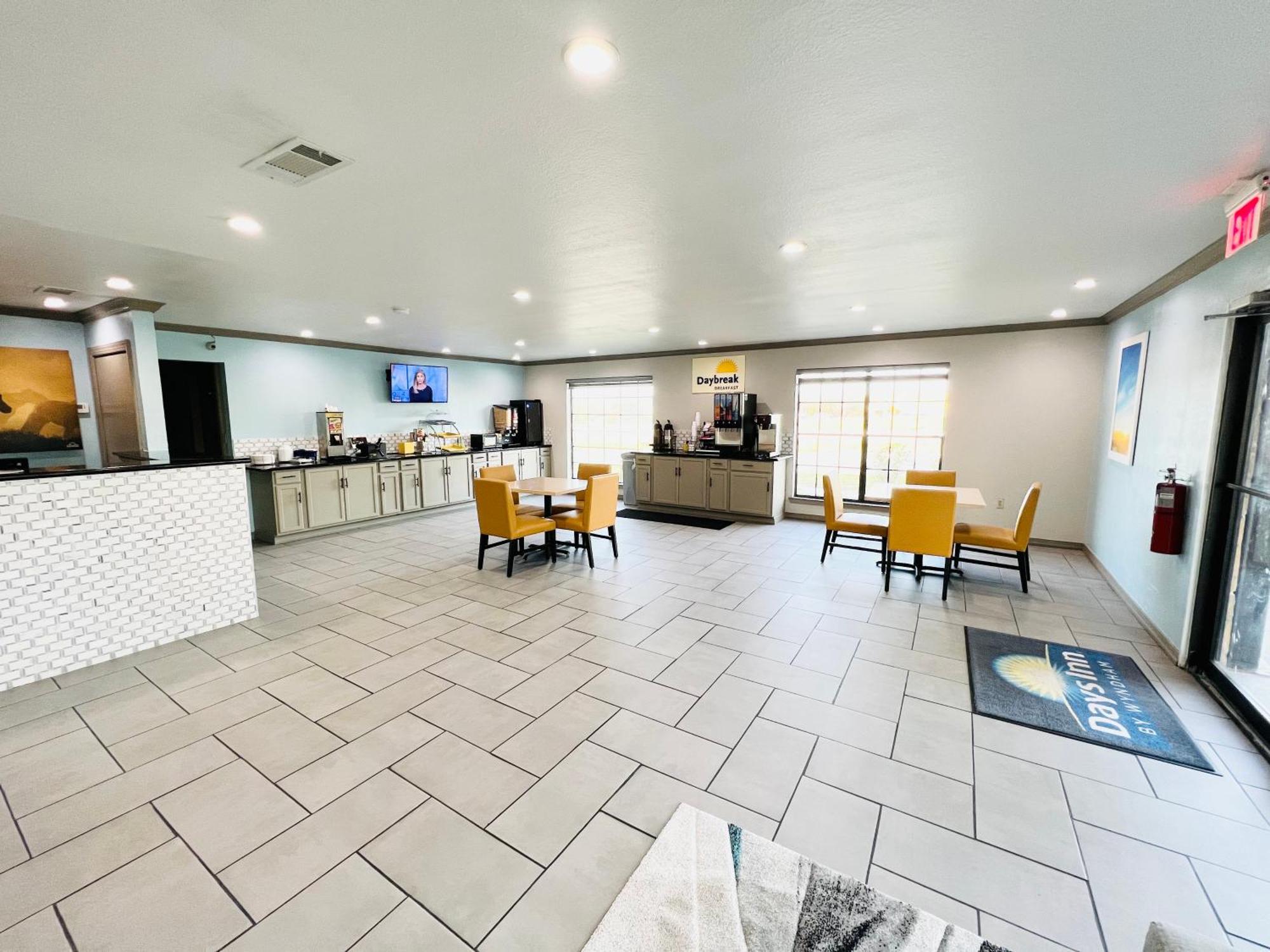 Days Inn & Suites By Wyndham - Canton First Monday Trade Days Экстерьер фото